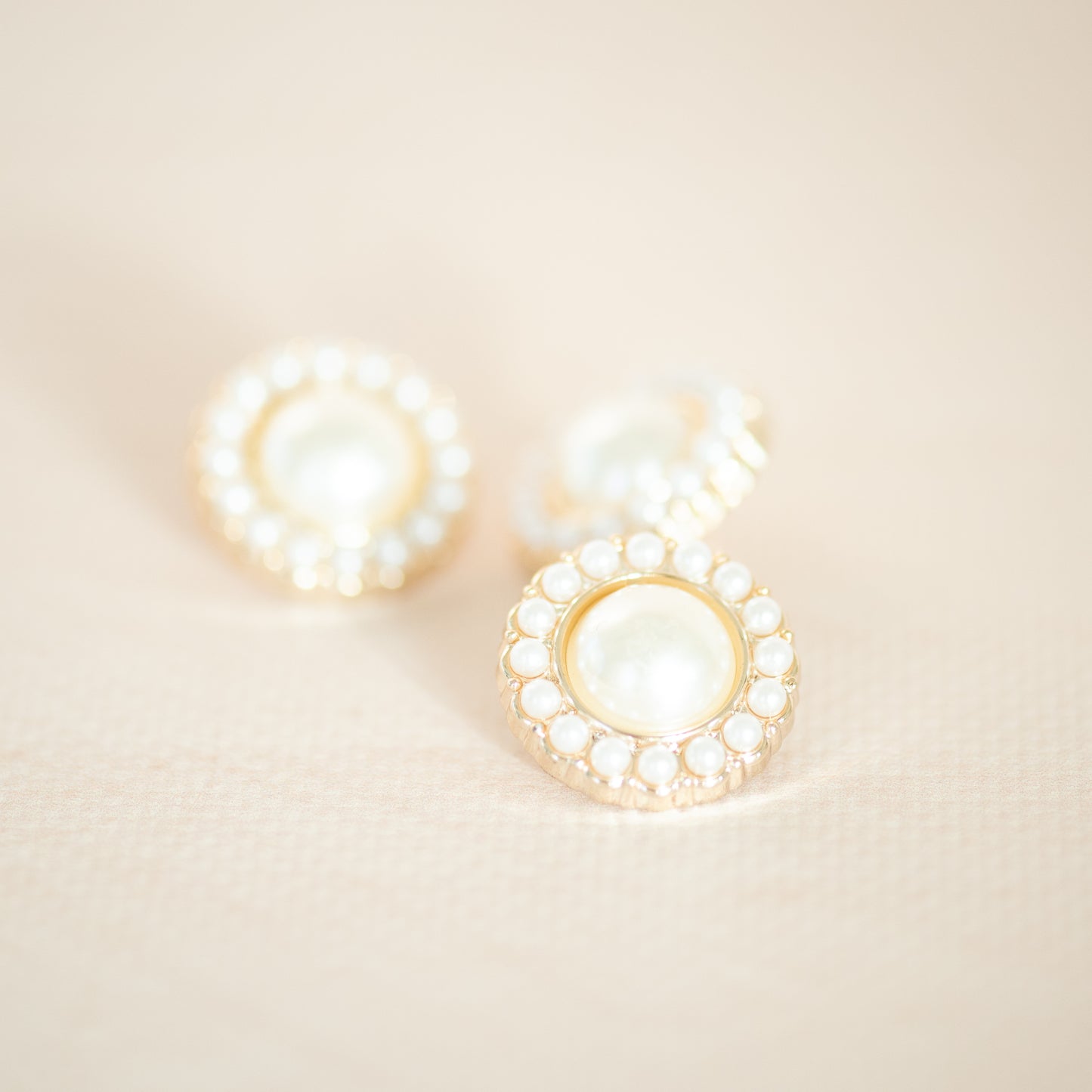 Pearl flower button