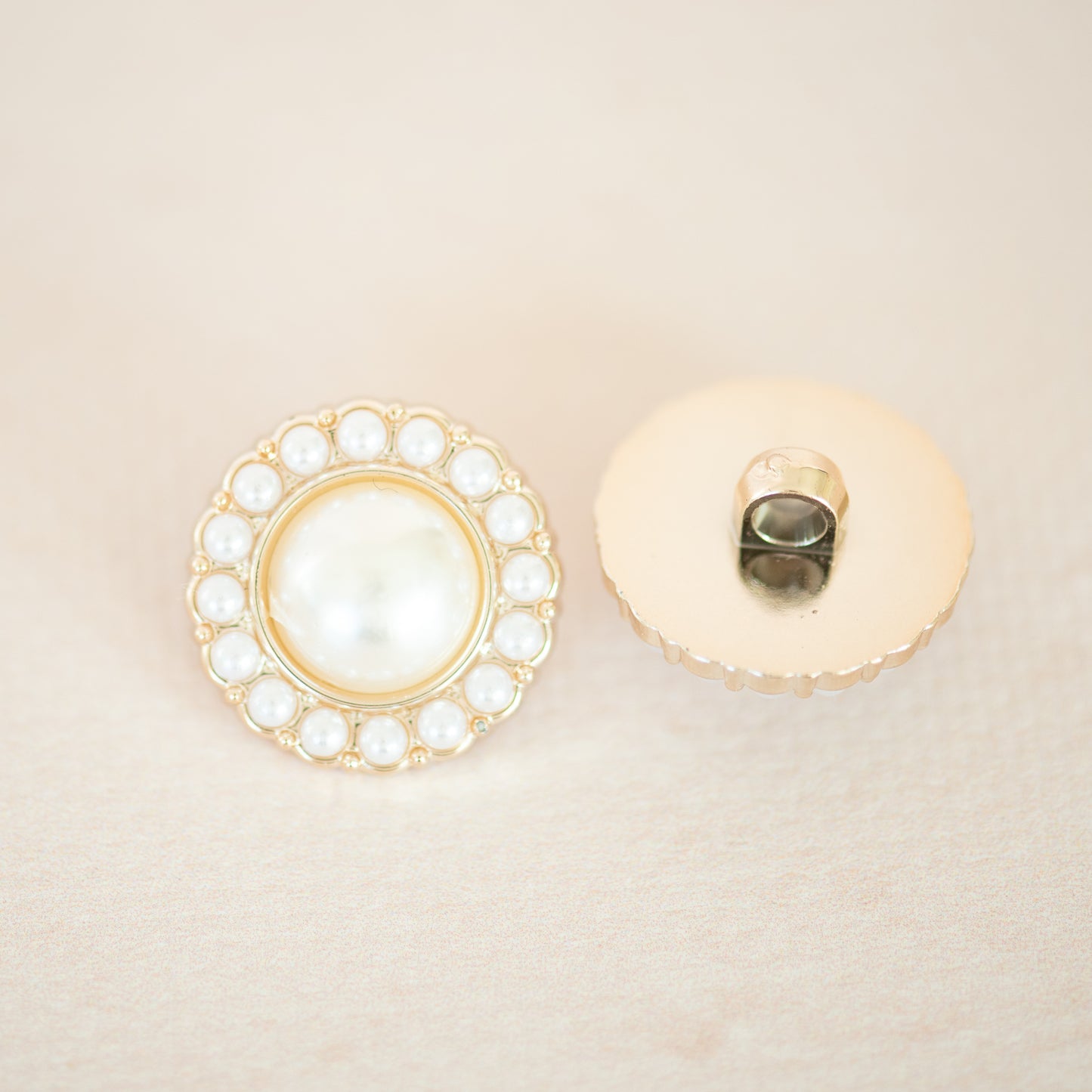 Pearl flower button