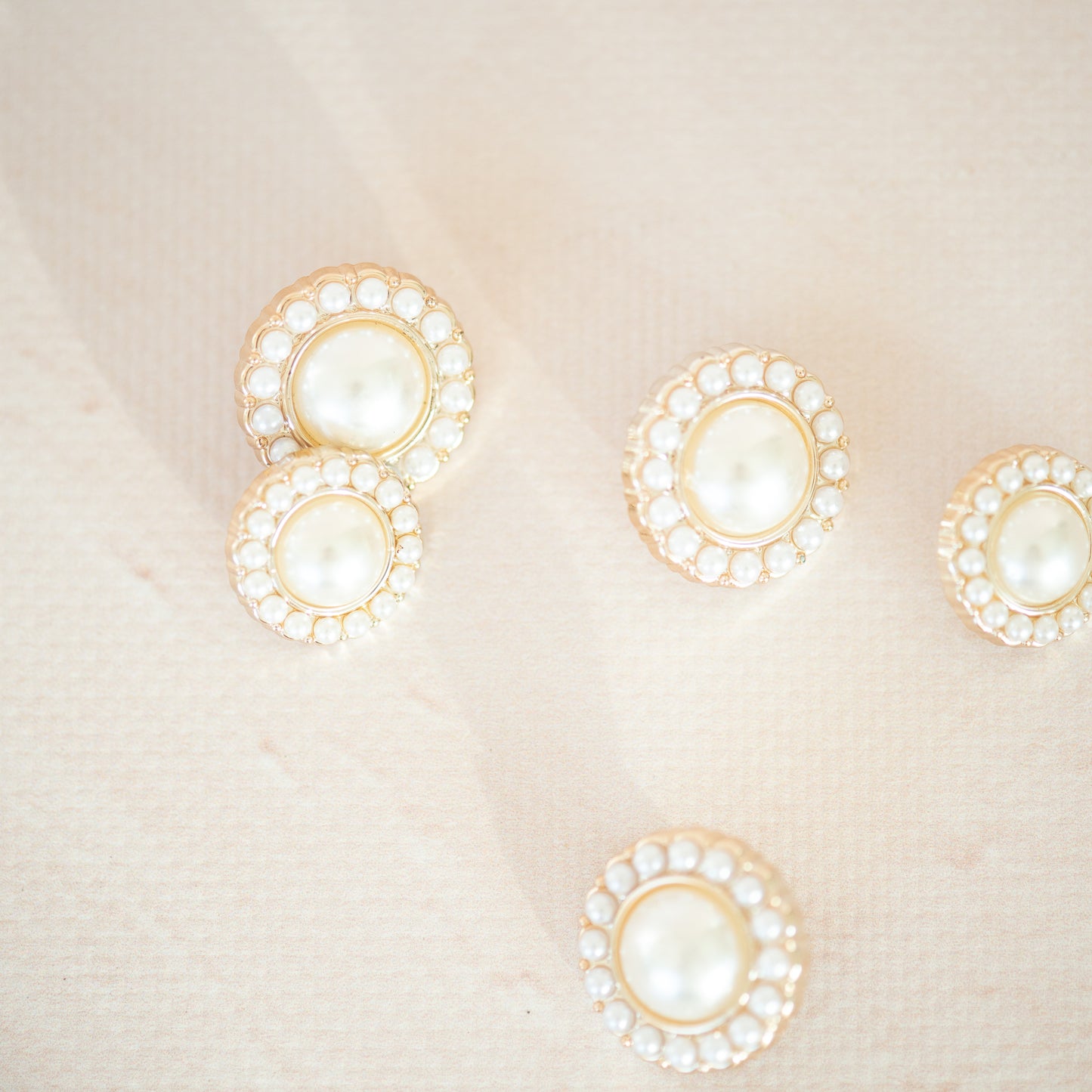 Pearl flower button