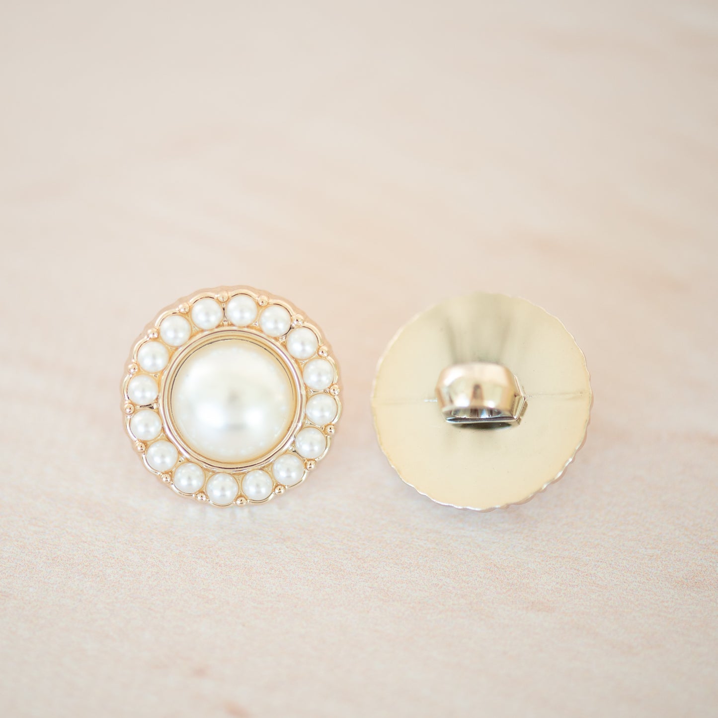 Pearl flower button