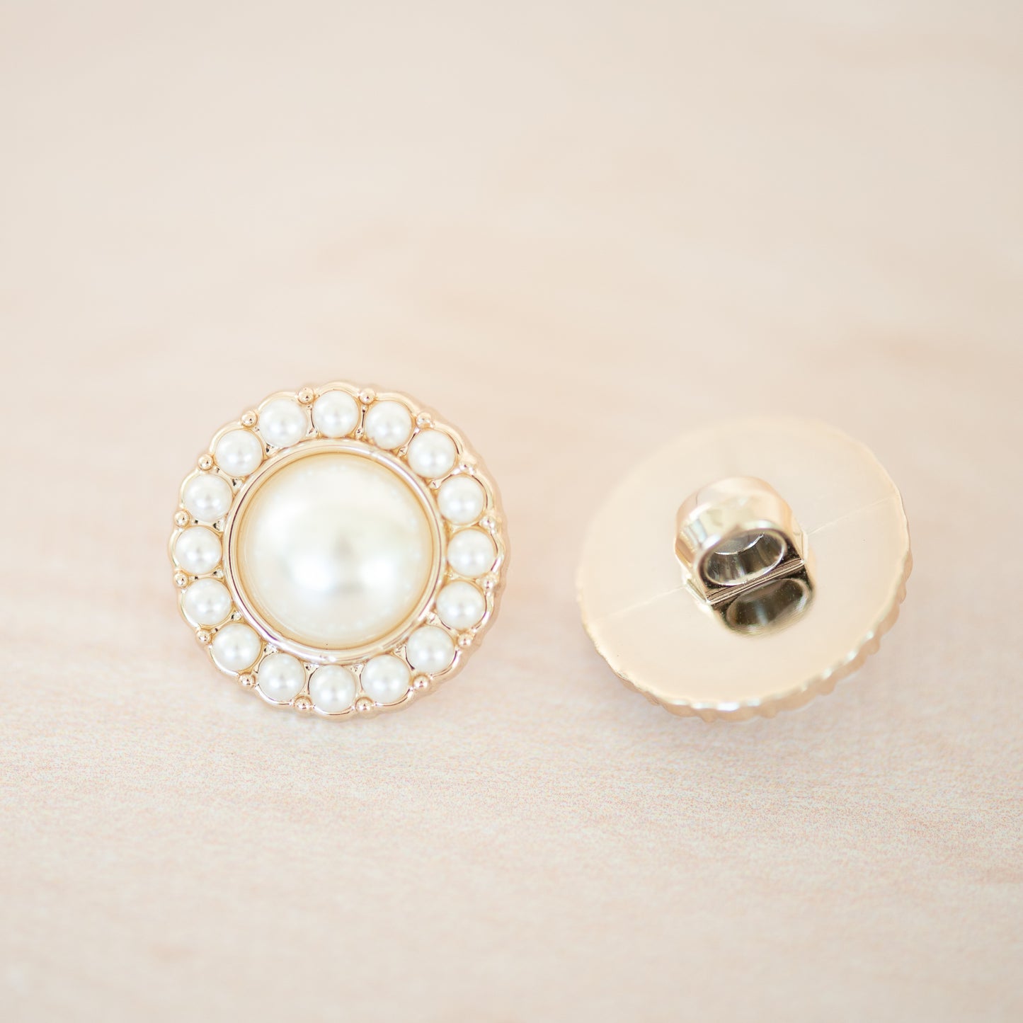 Pearl flower button