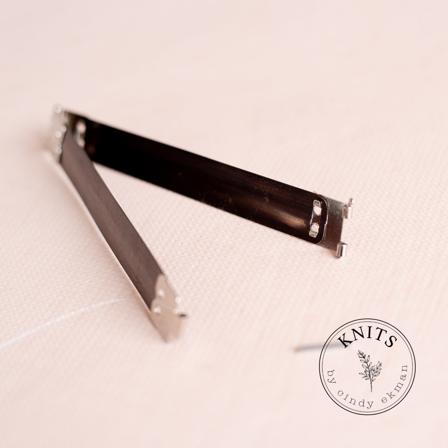 Internal flex frame clips