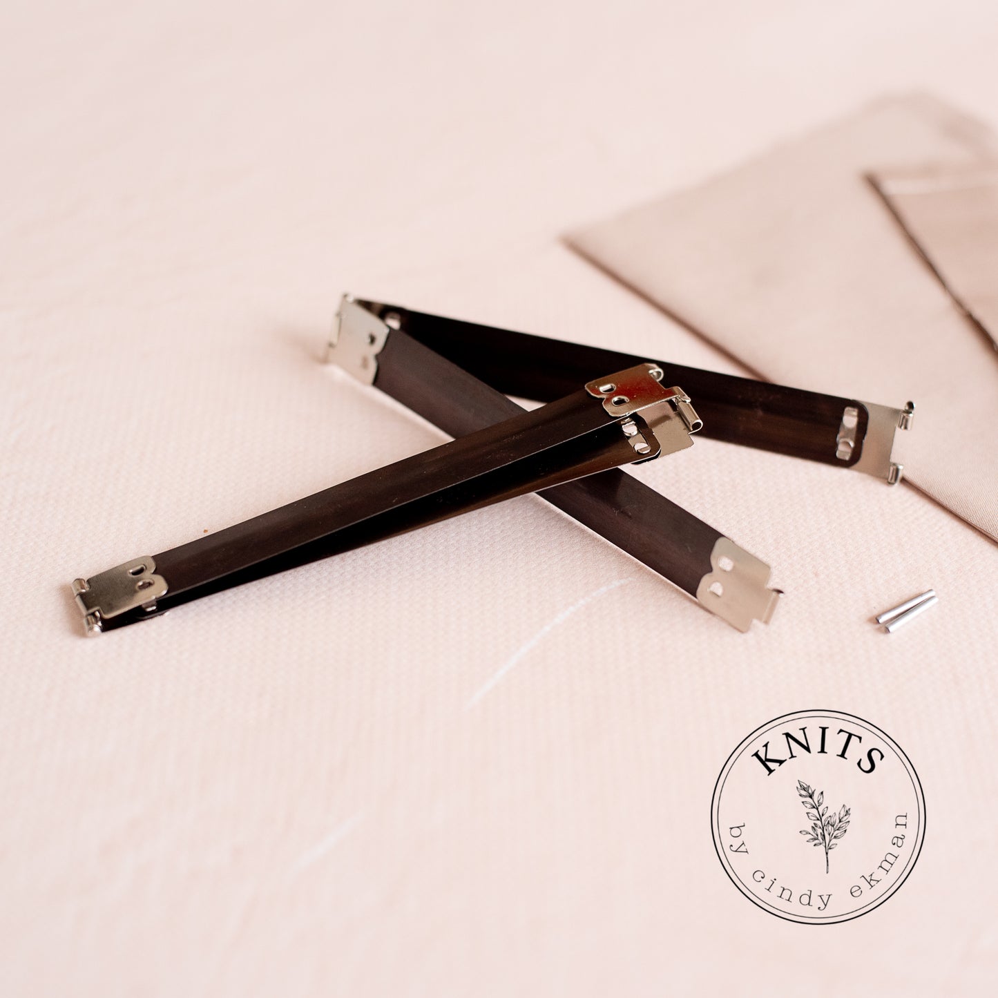 Internal flex frame clips
