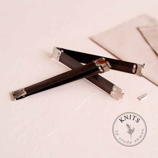Internal flex frame clips