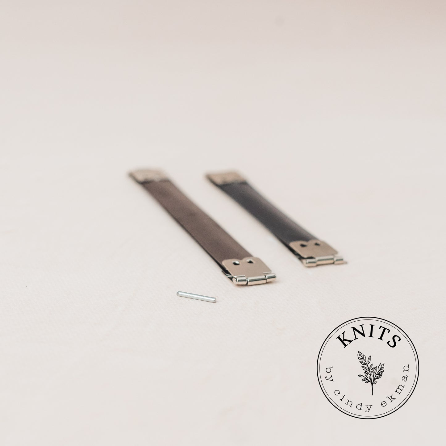 Internal flex frame clips