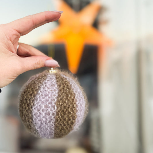 Free pattern: Silky soft Christmasbauble!