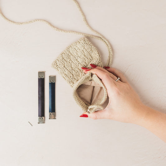 Internal flex frame clips