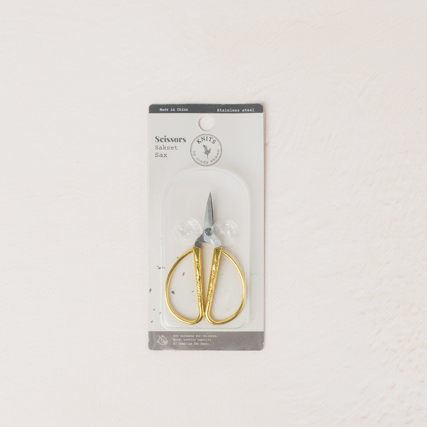 gold scissor i plastic and cardboard case