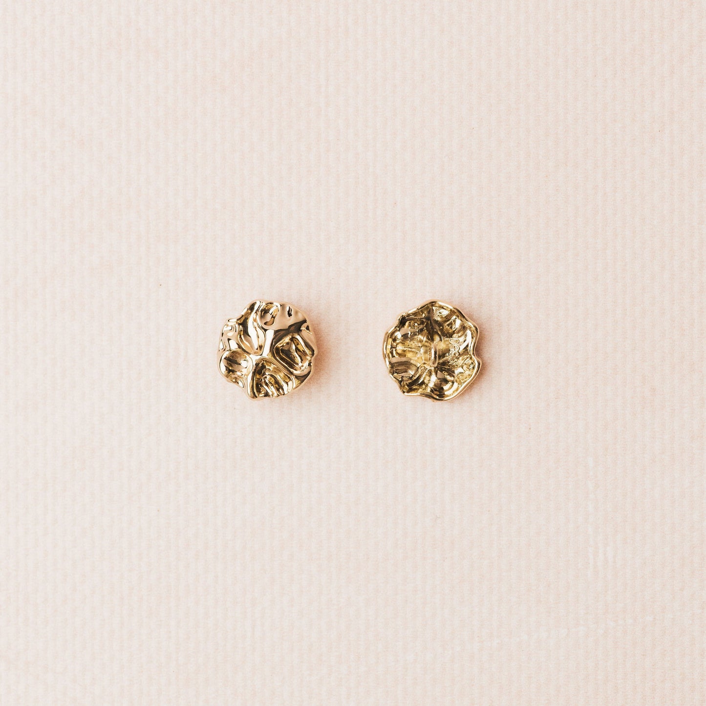 Metal buttons