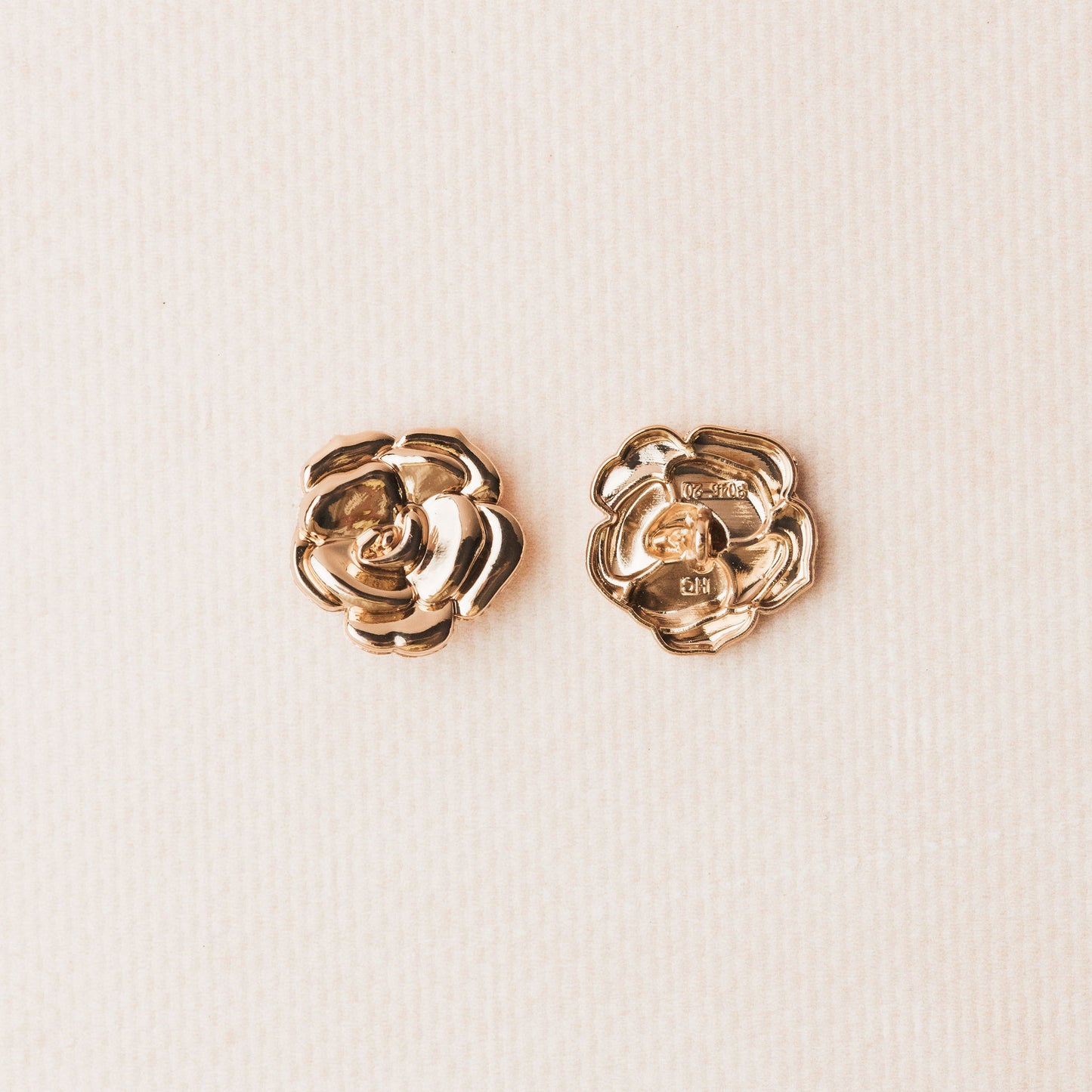 Metal buttons