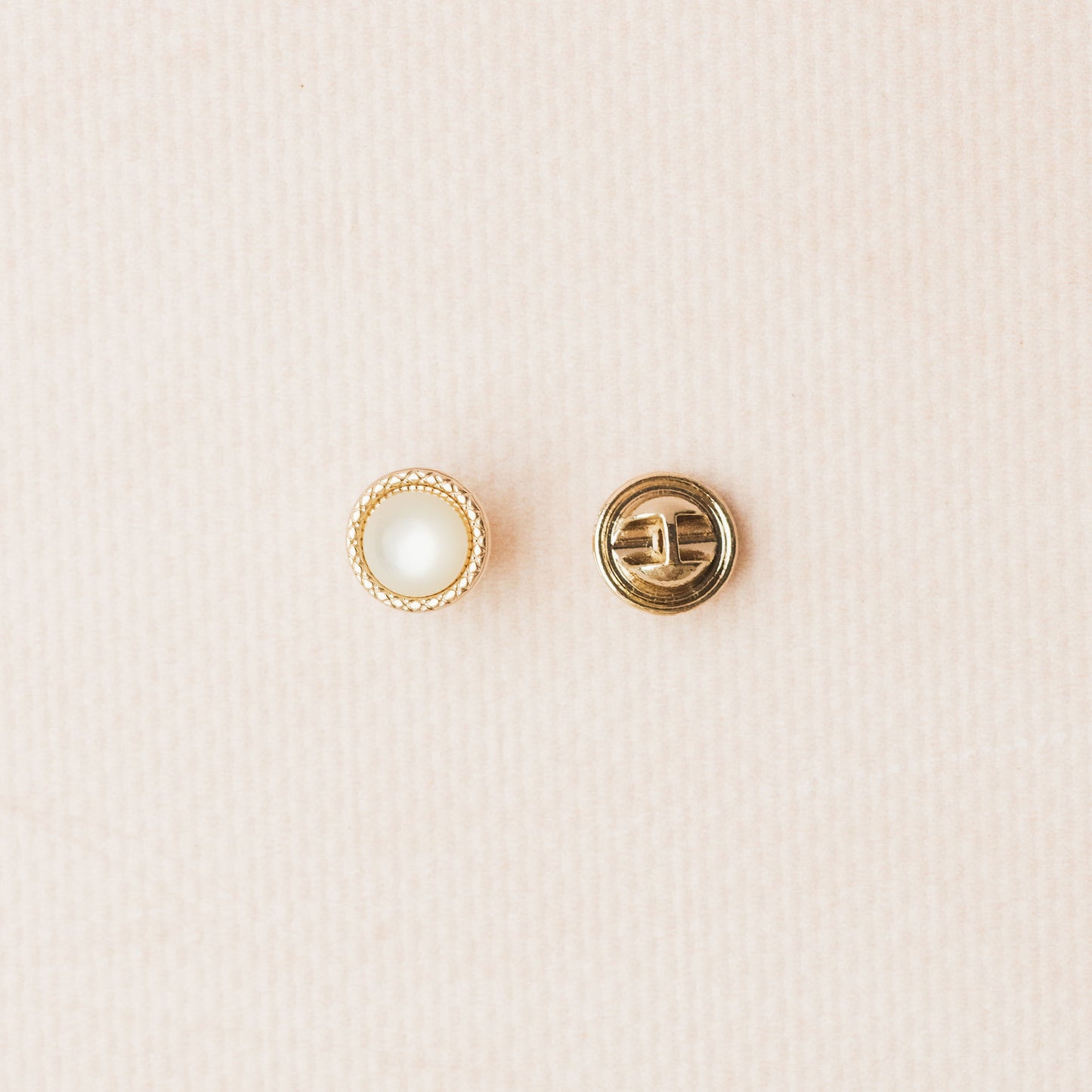 Pearl/shell buttons